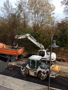 Blick auf Baustraße und Bagger heute früh um 10.23 Uhr. Foto von der Baustraße mit Bagger und LKW - heute um 10.23 Uhr früh.