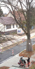 Blick auf Mopedfahrer heute früh Foto von einem Moped auf dem Fußweg vor der Tür - heute früh.