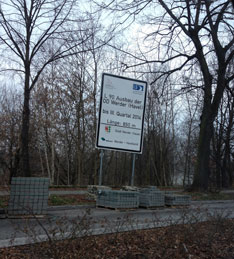 neues Bauschild heute Foto von Bauschild ist zu sehen - heute Mittag.