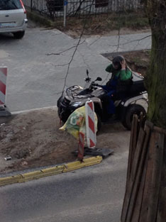 heute früh auf dem Fußweg Foto von einem Fahrgerät auf dem Fußweg - heute früh gesehen.