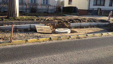 Foto von Baustraße mit alter Bordhöhe und zukünftiger ist zu sehen - heute.