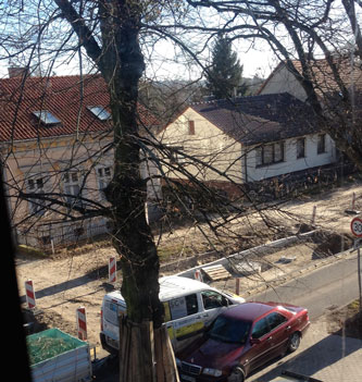 Foto von Auto auf einer Fahrbahn in falscher Richtung ist zu sehen - heute.