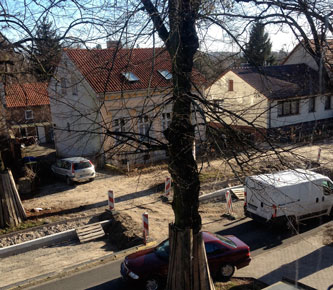 Foto von rotem Auto auf einer Fahrbahn in falscher Richtung ist zu sehen - heute.