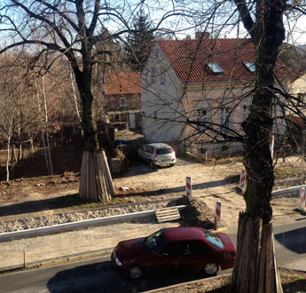 Foto von rotem Auto auf einer Fahrbahn in falscher Richtung ist zu sehen - heute.