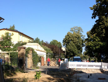 Abbruch der Wände Foto von einem alten Haus, was abgerissen wird, ist zu sehen.