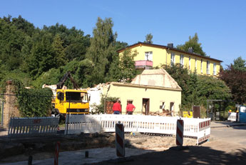 Abbruch der Wände Foto von einem alten Haus, was abgerissen wird, ist zu sehen.