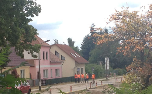 Foto mit einer Gruppe von Männer auf der Straße ist zu sehen - heute um 10 Uhr.