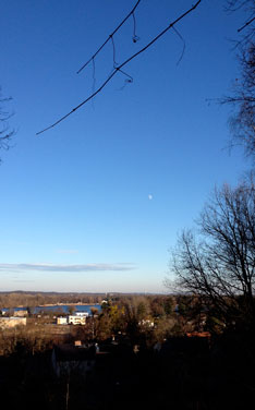 Foto vom Himmel und Mond ist zu sehen - heute.