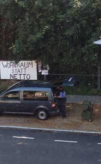 Foto von einer Polizistin mit einem PKW ist zu sehen