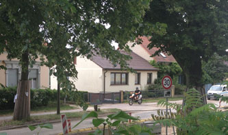 Foto von Motorrad auf Fußweg - heute Mittag.