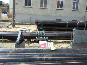 Foto von der Straße - hier werden Druckleitungen verbunden title=