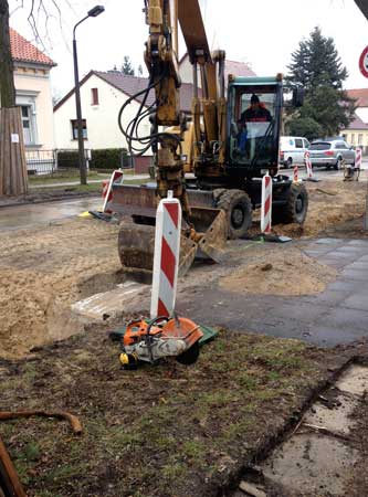 Foto von Bagger vor der Hauseinfahrt - heute