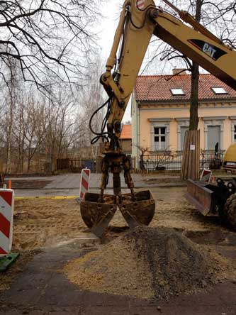 Bagger vor Einfahrt Foto von Bagger, der vor die Einfahrt einen Sandhaufen macht - heute