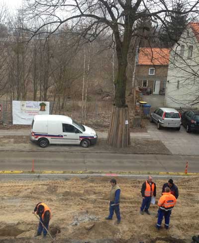 Foto von Baufachleuten der Tiefbaufirma und Straßenbaufirma Eurovia heute früh beim Beratschlagen