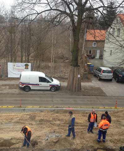 heute früh so um 8 Uhr! Foto von Baufachleuten der Tiefbaufirma und Straßenbaufirma Eurovia heute früh beim Beratschlagen