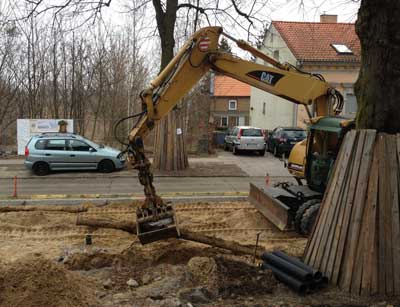 es wird das Rohr herausgezogen Foto: es wird von Bagger Rohr herausgezogen