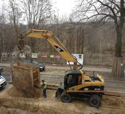 Foto: Bagger transportiert Verbauelemente  heute