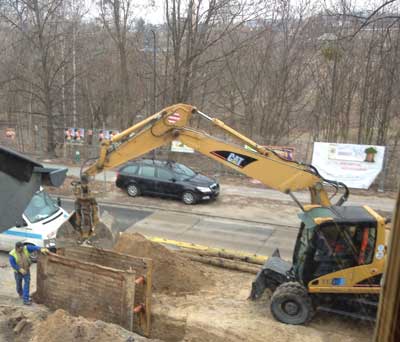 Bagger mit Verbauteil! Foto von Bagger, der die Verbauelemente einbringt - heute