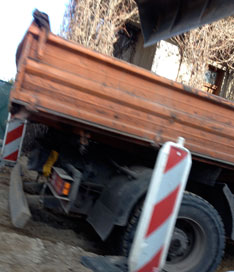 Foto von Straßenbau und LKW auf der östlichen Seite ist zu sehen - heute.