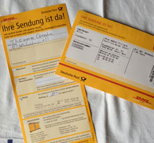 Benachrichtigung Foto von zwei gelben Benachrichtigungszetteln ist zu sehen - heute.