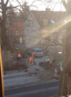 heute früh gegenüber an der Linde 74 Foto vom Bagger - heute früh neben Linde 74