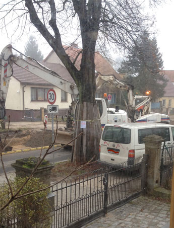 Foto von Bagger und Transporter ist zu sehen - heute.