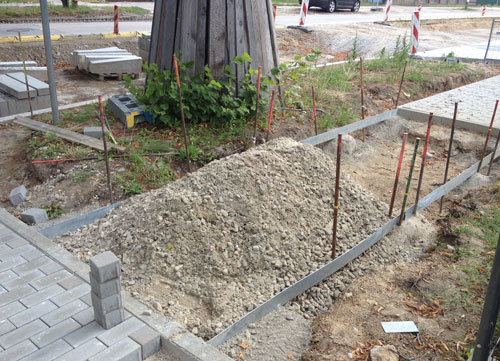 an der Linde 105 Foto von einem Haufen Schotter auf dem zukünftigen Fußweg an Linde 105 ist zu sehen.