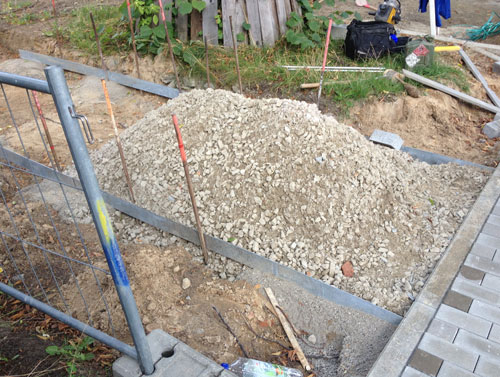 Foto von einem Haufen Schotter auf dem zukünftigen Fußweg an Linde 107 ist zu sehen.