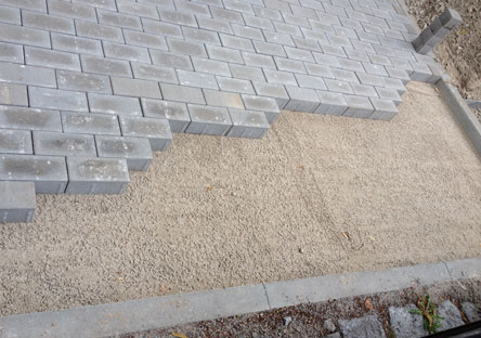 ausgelegt mit Betonsteinen Foto von einer mit Betonsteinen ausgelegten Fläche ist zu sehen.
