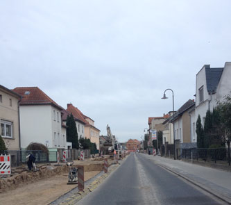 Foto von Straßenbau und Bagger auf der östlichen Seite ist zu sehen - heute.