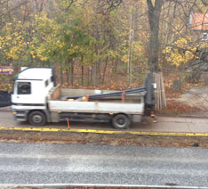Blick auf LKW mit Rohren, heute Foto von LKW mit Rohren - heute.