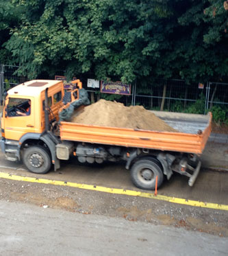 LKW fährt schnell Foto von einem beladenen LKW ist zu sehen.