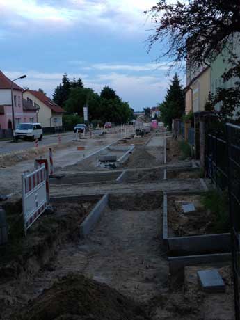 Foto von Straßenbauarbeiten heute Abend Blick Richtung Kino - Eisenbahnstraße.