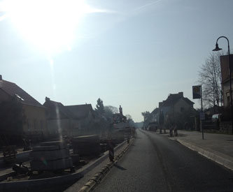 Foto von der Straßenseite, die im Bau ist - heute früh