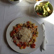 Mittag essen Foto von Teller mit Reis und Gemüse ist zu sehen - heute.