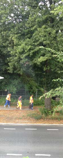 Mitarbeiter von Eurovia Foto von Bauarbeitern auf dem FUßweg sind zu sehen
