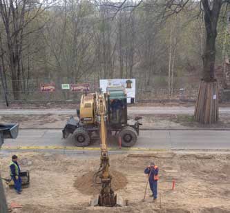 Foto von einem Bagger, der Loch gräbt vor der Eisenbahnstraße 133.