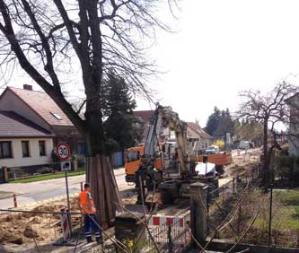 heute Nachmittag Foto von einem Bagger, der Graben zuschüttet.