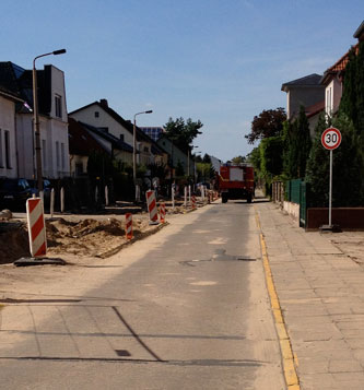 Feuerwehr. aktuelles Foto von der Baustraße - hier ist die Feuerwehr eingefahren mit Martinshorn.