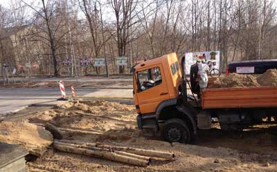 Foto von einem großen LKW vor dem Haus mit Erde - heute früh.