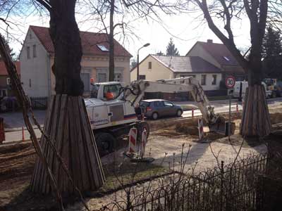 heute früh in der Einfahrt um 9 Uhr Foto von einem Bauabschnitt rechts von der Einfahrt.