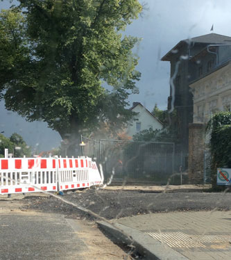 Foto von dem Wohnhaus, was völlig eingenebelt wird, ist zu sehen.