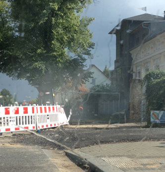 Foto von dem Wohnhaus, was völlig eingenebelt wird, ist zu sehen.