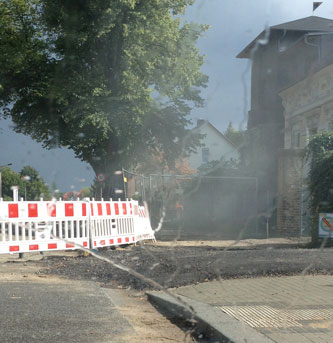 STAUB Foto von dem Wohnhaus, was völlig eingenebelt wird, ist zu sehen.