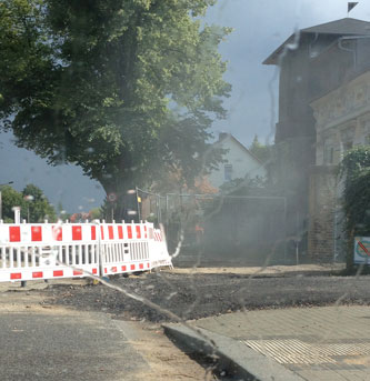 Foto von dem Wohnhaus, was völlig eingenebelt wird, ist zu sehen.