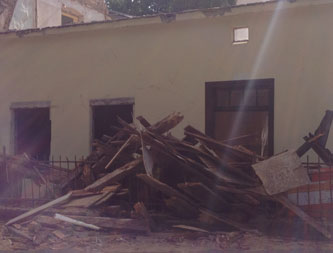 Foto von einem alten Haus, was abgerissen wird, ist zu sehen.