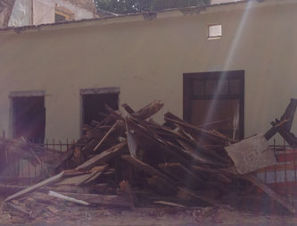 Nr. 131 - STAUB Foto von einem alten Haus, was abgerissen wird, ist zu sehen.