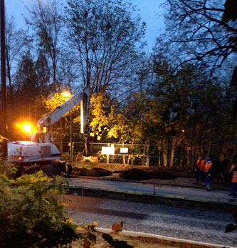 Blick auf Bagger mit Asphalt, heute Foto von Bagger, der Asphaltreste abkippt- heute.