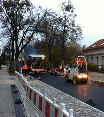 Blick auf Asphaltmaschine, heute Foto von großem LKW und Asphaltmaschine - heute.