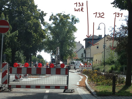 heute vor den Häusern Nr. 133, 132 und 131 Foto von dem Bereich, der heute geändert wird, mit den Anliegerhäusern ist zu sehen.